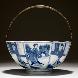 Un bol en porcelaine de Chine bleu et blanc monté en argent aux "dames longues", Kangxi — photo 4
