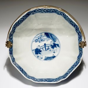 Un bol en porcelaine de Chine bleu et blanc monté en argent aux "dames longues", Kangxi — photo 6