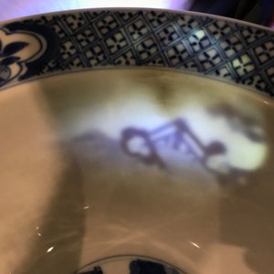 Un bol en porcelaine de Chine bleu et blanc moulé en forme de lotus, marque de Xuande, Kangxi — photo 13