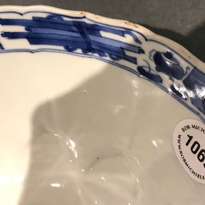 Un bol en porcelaine de Chine bleu et blanc moulé en forme de lotus, marque de Xuande, Kangxi — photo 9