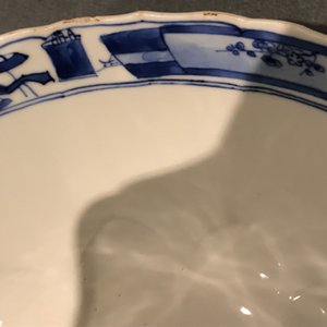 Un bol en porcelaine de Chine bleu et blanc moulé en forme de lotus, marque de Xuande, Kangxi — photo 10