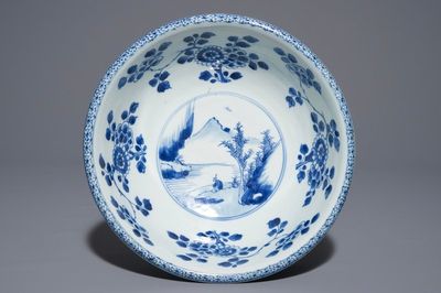 Un bol en porcelaine de Chine bleu et blanc, Yongzheng/Qianlong