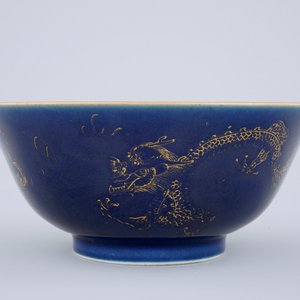 Un bol en porcelaine de Chine bleu poudré et doré à décor de dragons, 18/19ème — photo 3