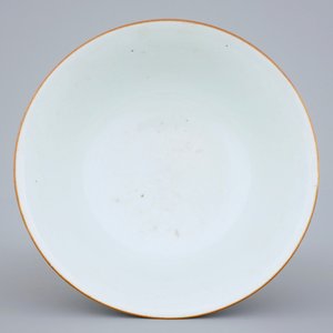Un bol en porcelaine de Chine bleu poudré et doré à décor de dragons, 18/19ème — photo 5