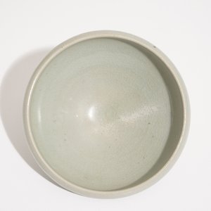 Un bol en porcelaine de Chine céladon à décor sous-émail floral, 19ème — photo 6