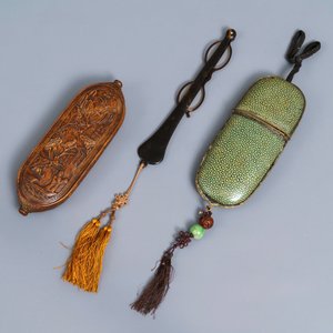 Un bol en porcelaine de Chine céladon à encrier en argent, deux boîtes de lunettes, un sceau et une lorgnette, 19/20ème — photo 4