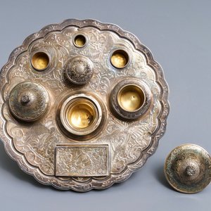 Un bol en porcelaine de Chine céladon à encrier en argent, deux boîtes de lunettes, un sceau et une lorgnette, 19/20ème — photo 7