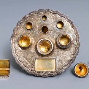Un bol en porcelaine de Chine céladon à encrier en argent, deux boîtes de lunettes, un sceau et une lorgnette, 19/20ème — photo 8