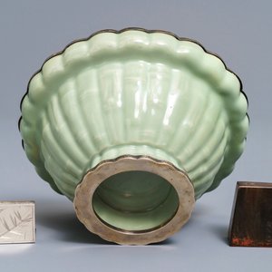 Un bol en porcelaine de Chine céladon à encrier en argent, deux boîtes de lunettes, un sceau et une lorgnette, 19/20ème — photo 9