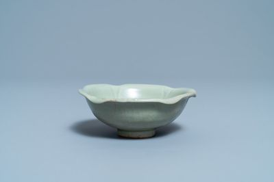 Un bol en porcelaine de Chine céladon de Longquan à décor d'une tortue dans un lotus, Song/Yuan