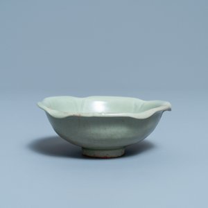 Un bol en porcelaine de Chine céladon de Longquan à décor d'une tortue dans un lotus, Song/Yuan — photo 1