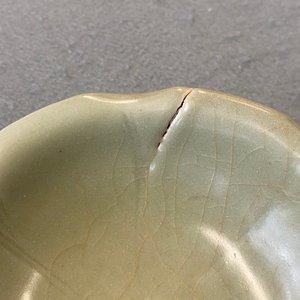 Un bol en porcelaine de Chine céladon de Longquan à décor d'une tortue dans un lotus, Song/Yuan — photo 11