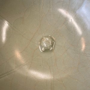Un bol en porcelaine de Chine céladon de Longquan à décor d'une tortue dans un lotus, Song/Yuan — photo 12