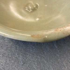 Un bol en porcelaine de Chine céladon de Longquan à décor d'une tortue dans un lotus, Song/Yuan — photo 14