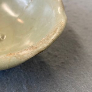 Un bol en porcelaine de Chine céladon de Longquan à décor d'une tortue dans un lotus, Song/Yuan — photo 15