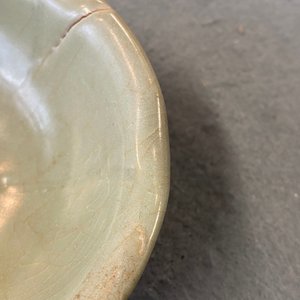 Un bol en porcelaine de Chine céladon de Longquan à décor d'une tortue dans un lotus, Song/Yuan — photo 16