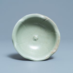 Un bol en porcelaine de Chine céladon de Longquan à décor d'une tortue dans un lotus, Song/Yuan — photo 2