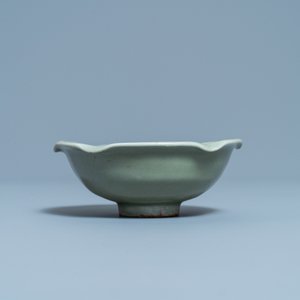 Un bol en porcelaine de Chine céladon de Longquan à décor d'une tortue dans un lotus, Song/Yuan — photo 6