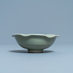 Un bol en porcelaine de Chine céladon de Longquan à décor d'une tortue dans un lotus, Song/Yuan — photo 7