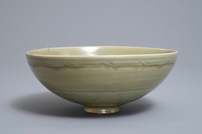 Un bol en porcelaine de Chine céladon de Longquan à décor incisé, Yuan ou Ming
