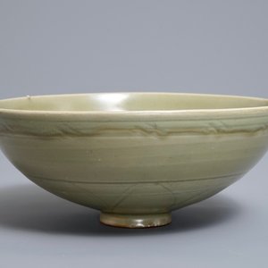Un bol en porcelaine de Chine céladon de Longquan à décor incisé, Yuan ou Ming — photo 1