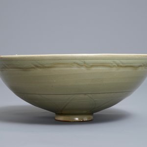 Un bol en porcelaine de Chine céladon de Longquan à décor incisé, Yuan ou Ming — photo 2