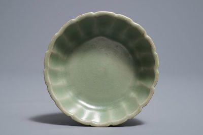 Un bol en porcelaine de Chine céladon de Longquan en forme de chrysanthème, Song ou Ming