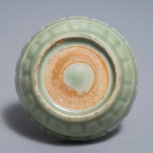 Un bol en porcelaine de Chine céladon de Longquan en forme de chrysanthème, Song ou Ming — photo 7