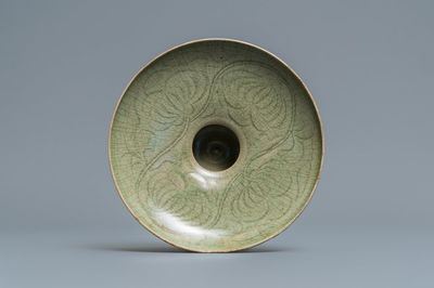 Un bol en porcelaine de Chine céladon de type Yaozhou à décor floral, Song ou après