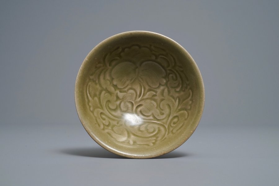 Un bol en porcelaine de Chine céladon de type Yaozhou à décor floral, Song — photo 1