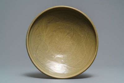 Un bol en porcelaine de Chine céladon de Yaozhou à décor floral incisé, Song