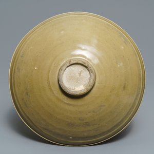 Un bol en porcelaine de Chine céladon de Yaozhou à décor floral incisé, Song — photo 2