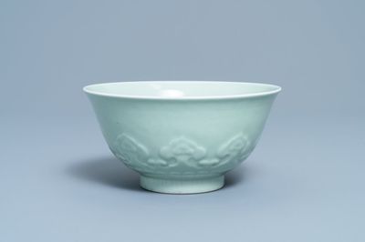 Un bol en porcelaine de Chine céladon monochrome à décor incisé, marque de Qianlong, 19ème