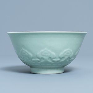 Un bol en porcelaine de Chine céladon monochrome à décor incisé, marque de Qianlong, 19ème — photo 3