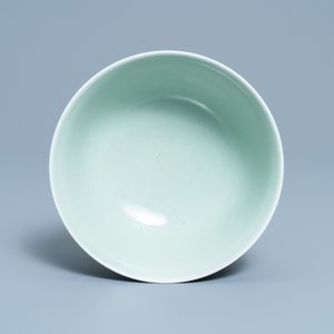 Un bol en porcelaine de Chine céladon monochrome à décor incisé, marque de Qianlong, 19ème — photo 6