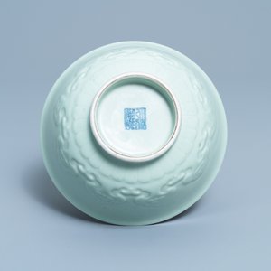 Un bol en porcelaine de Chine céladon monochrome à décor incisé, marque de Qianlong, 19ème — photo 7