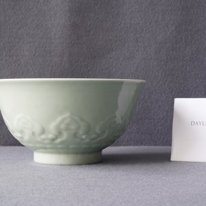 Un bol en porcelaine de Chine céladon monochrome à décor incisé, marque de Qianlong, 19ème — photo 8