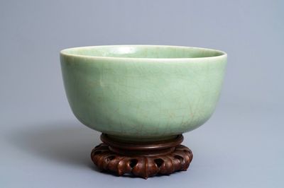 Un bol en porcelaine de Chine céladon sur socle en bois, 17/18ème