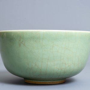 Un bol en porcelaine de Chine céladon sur socle en bois, 17/18ème — photo 4