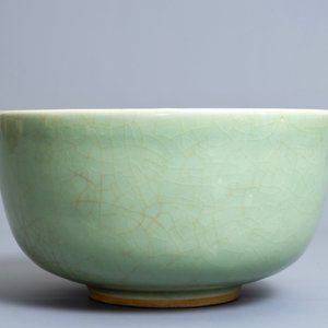Un bol en porcelaine de Chine céladon sur socle en bois, 17/18ème — photo 5