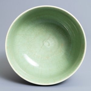 Un bol en porcelaine de Chine céladon sur socle en bois, 17/18ème — photo 6
