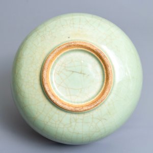 Un bol en porcelaine de Chine céladon sur socle en bois, 17/18ème — photo 7