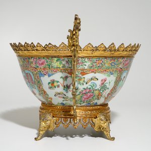 Un bol en porcelaine de Chine de Canton avec sa monture en bronze doré, 19ème — photo 4