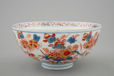Un bol en porcelaine de Chine de style Imari à décor floral, Kangxi