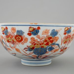 Un bol en porcelaine de Chine de style Imari à décor floral, Kangxi — photo 3