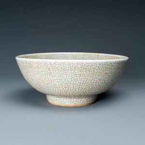 Un bol en porcelaine de Chine de type ge à émail craquelé, Yongzheng/Qianlong — photo 1