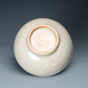 Un bol en porcelaine de Chine de type ge à émail craquelé, Yongzheng/Qianlong — photo 7