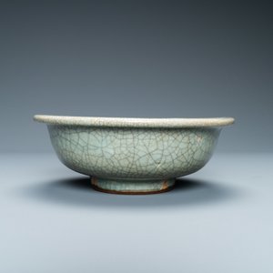 Un bol en porcelaine de Chine de type ge à fond craquelé, Qing — photo 4