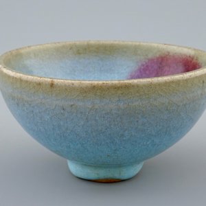 Un bol en porcelaine de Chine de type Junyao, prob. Dynastie Song, 10/13ème — photo 2
