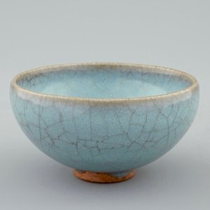 Un bol en porcelaine de Chine de type Junyao, prob. Dynastie Song, 10/13ème — photo 1